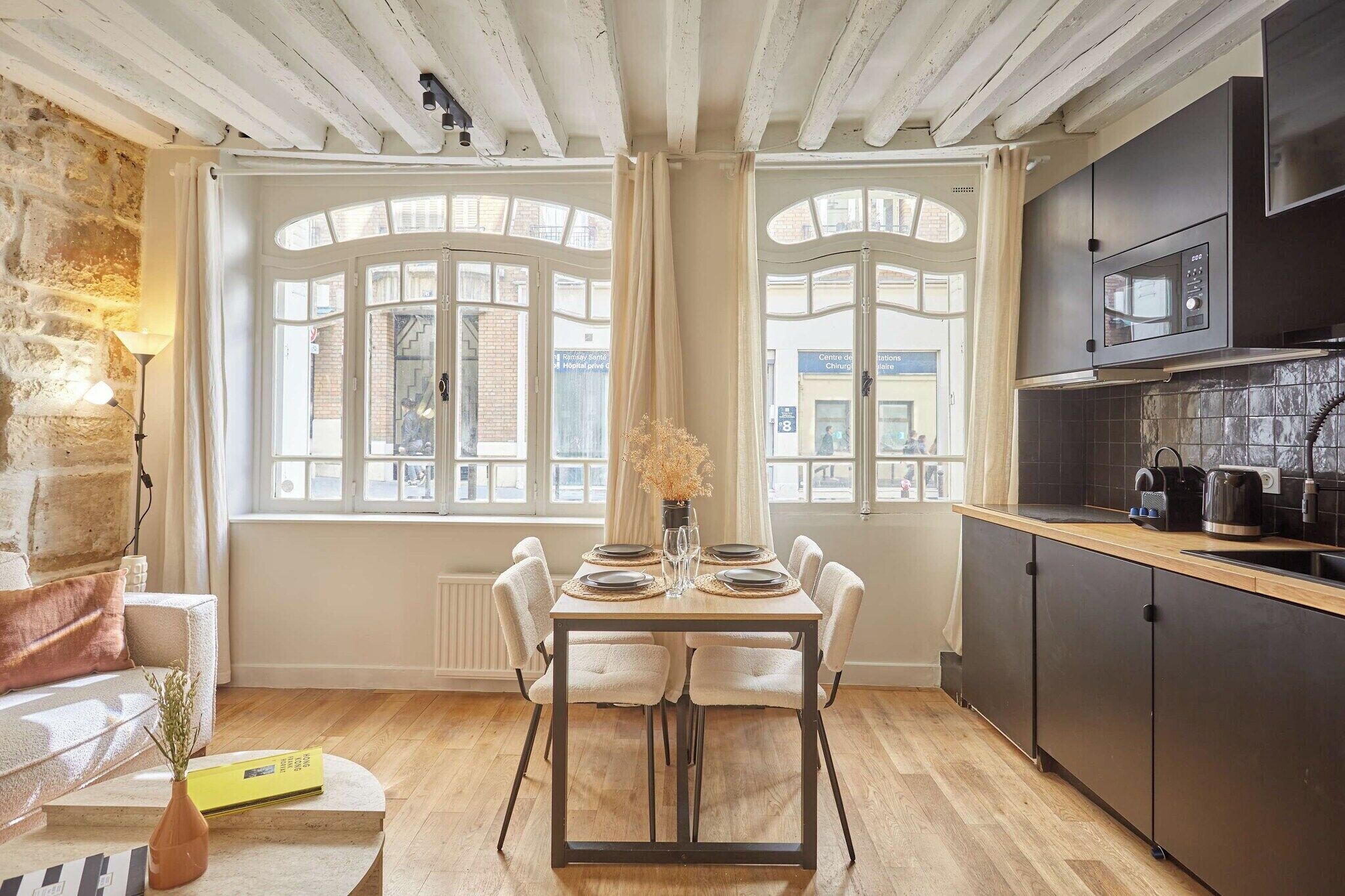 Réfrigérateur, micro-ondes, plaque de cuisson, cafetière/bouilloire