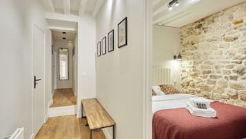 2 slaapkamers, een bureau, een strijkplank/strijkijzer, internet