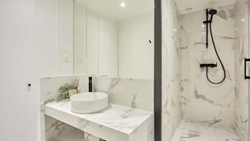 Een haardroger, handdoeken