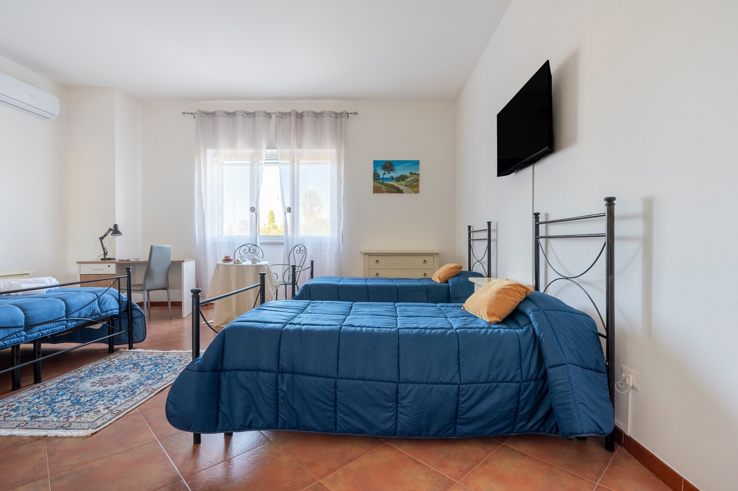 Iron/ironing board, WiFi, bed sheets