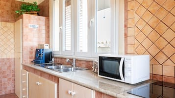 Kühlschrank, Mikrowelle, Ofen, Herdplatte