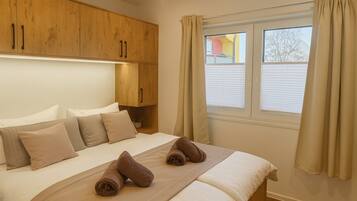 Iron/ironing board, travel cot, free WiFi, bed sheets