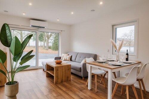 New Tiny House - cozy, private, family-friendly with terrace!