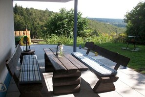 Outdoor dining - Holiday home with 4 bedrooms (Schmallenberg)
