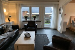 Smart-tv, pejs, dvd-afspiller, bøger