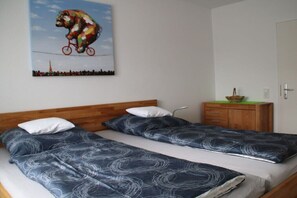 2 bedrooms, desk, iron/ironing board, travel crib - in the holiday home at the Bürgerpark (Gelting)