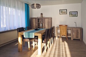 Dining - in the holiday home at the Bürgerpark (Gelting)