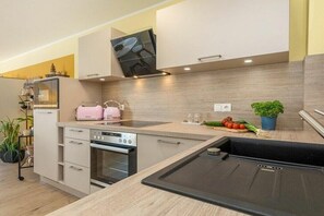 Fridge, microwave, oven, stovetop - Holiday apartment with 1 bedroom (Prerow)