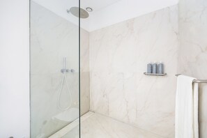Douche, sèche-cheveux, bidet, serviettes fournies