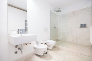 Dusche, Haartrockner, Bidet, Handtücher