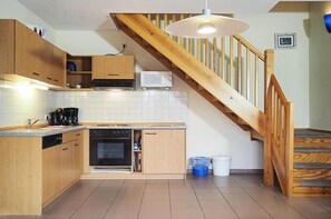Fridge, oven, stovetop, dishwasher - Holiday apartment in Prerow with terrace (Prerow)