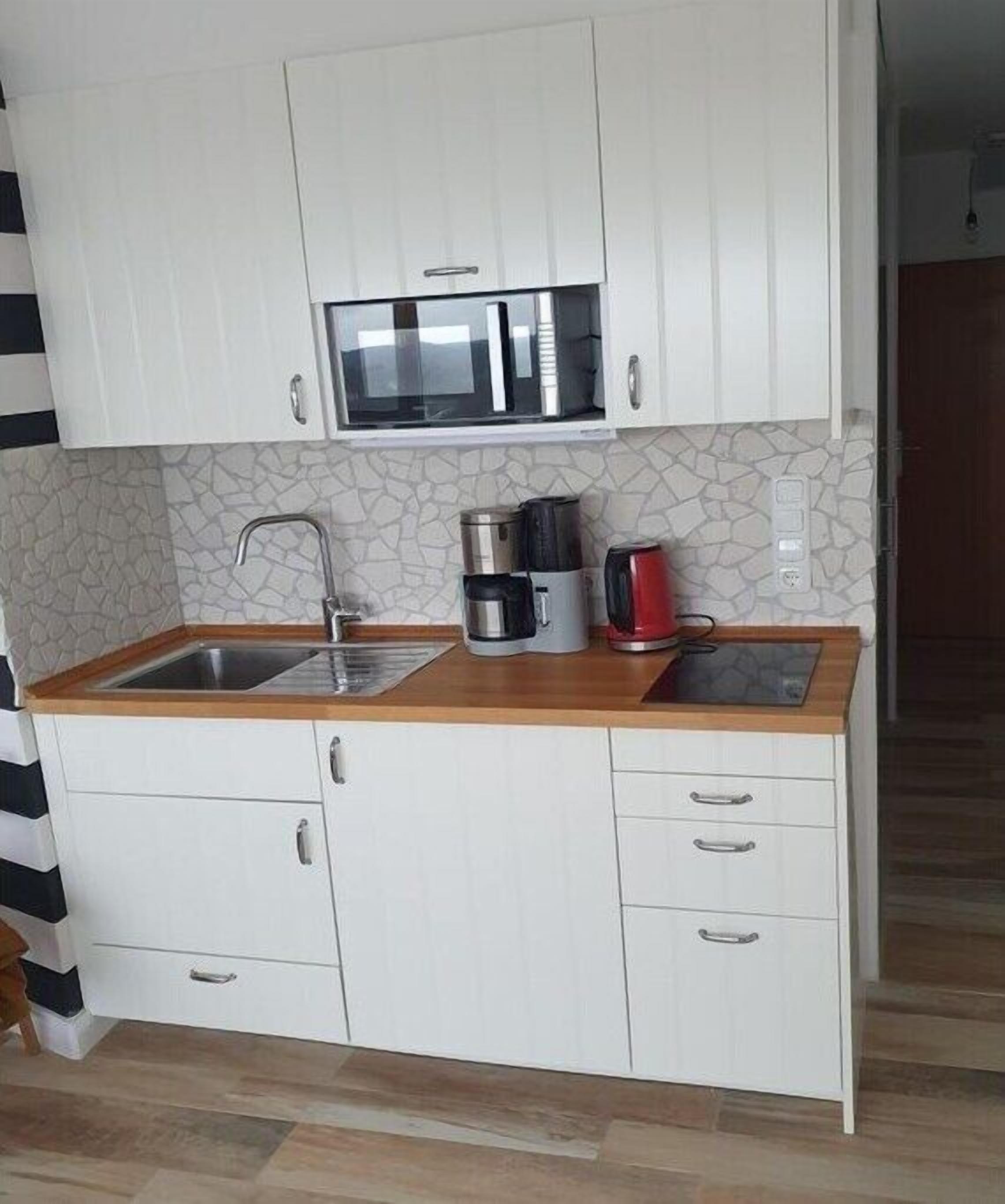 Kühlschrank, Mikrowelle, Herdplatte, Wasserkocher mit Kaffee-/Teezubehör