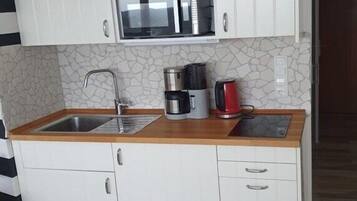 Kühlschrank, Mikrowelle, Herdplatte, Wasserkocher mit Kaffee-/Teezubehör