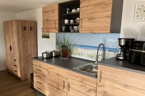 Fridge, stovetop, dining tables - Chicken god near the Bodden beach (Sundhagen)