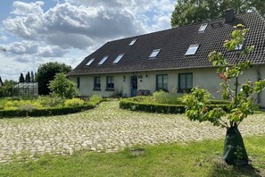 Exterior - 2 with large garden, playground and pool (Grabowhöfe)