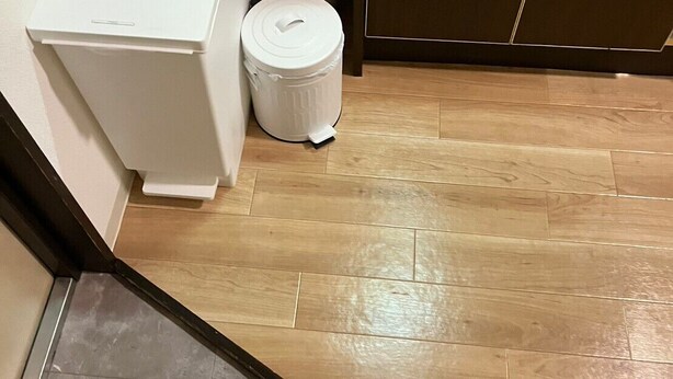 A small bathroom with a white toilet, a white trash bin, and a wooden floor. - 30sec walk to Tsutenkaku/1 stop to Namba Sta./AH48 (Ebisu Higashi Naniwa-Ward,Osaka City)