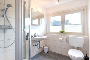 Bathroom - Holiday apartment in Wyk with Wi-Fi and parking (Wyk)