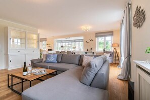 Smart TV, books - Holiday home in Midlum with sauna and Wi-Fi (Midlum)
