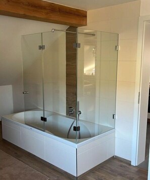 Shower, hair dryer - Holiday apartment with 3 bedrooms (Altdorf bei Nürnberg)