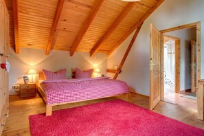 Travel crib, free WiFi, bed sheets - in the Spreewald holiday home (Lübben)
