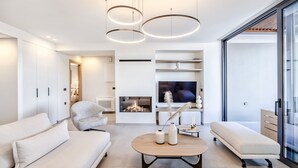 Uma sala de estar moderna com um sofá, uma mesa de centro e uma televisão.
