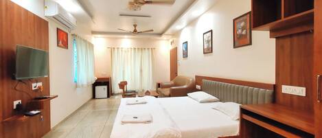 Escritorio y espacio para trabajar con laptop