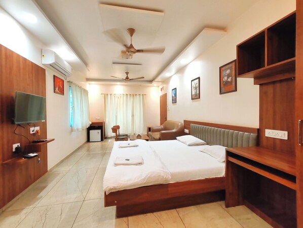 Deluxe Suite, Balcony, City View