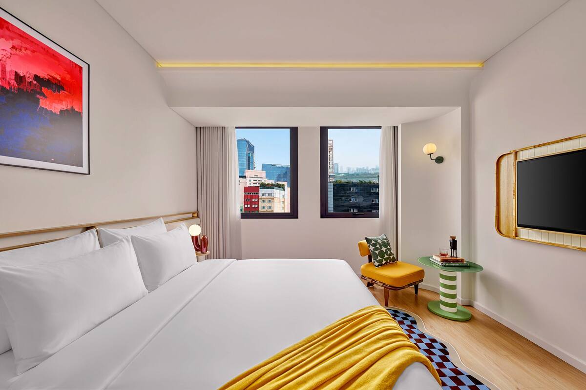 Habitación Deluxe, vistas a la ciudad | Caja fuerte, escritorio, cortinas opacas y sistema de insonorización