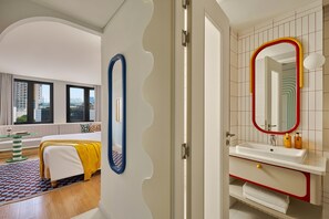 Habitación Deluxe, no fumadores, vistas a la ciudad | Baño | Ducha, secador de pelo, zapatillas y toallas