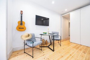 Interior - Modern Comfy & Central Studio Apartment with A/C (Lisboa)