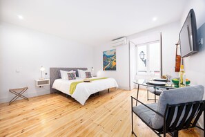 Iron/ironing board, WiFi, bed sheets - Modern Comfy & Central Studio Apartment with A/C (Lisboa)