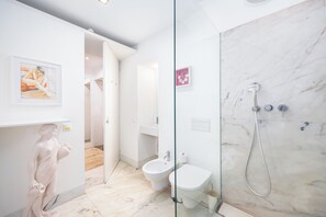 Shower, hair dryer, bidet, towels - Modern Comfy & Central Studio Apartment with A/C (Lisboa)