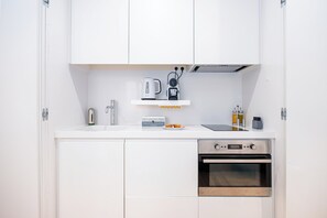 Private kitchen - Modern Comfy & Central Studio Apartment with A/C (Lisboa)
