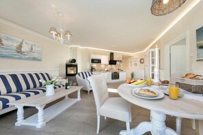 Smart TV, chimenea, libros