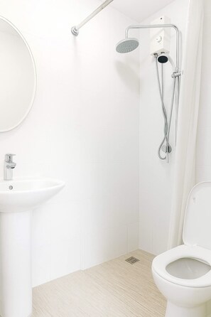 Shower, towels, toilet paper - Cozy 1-bedroom condo in pleasant Cebu City with AC (Cebu City)