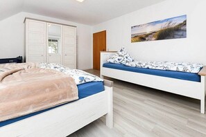 Travel crib, free WiFi, bed sheets - Holiday apartment Linde (Westerholt)