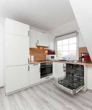 Fridge, microwave, oven, stovetop - Holiday apartment Linde (Westerholt)