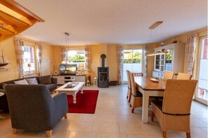 Smart TV, fireplace, DVD player, books - Holiday home in Glowe with swimming pool (Glowe)