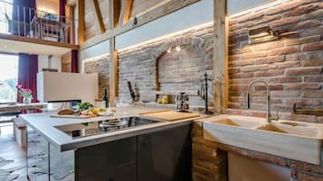 Fridge, oven, stovetop, dishwasher