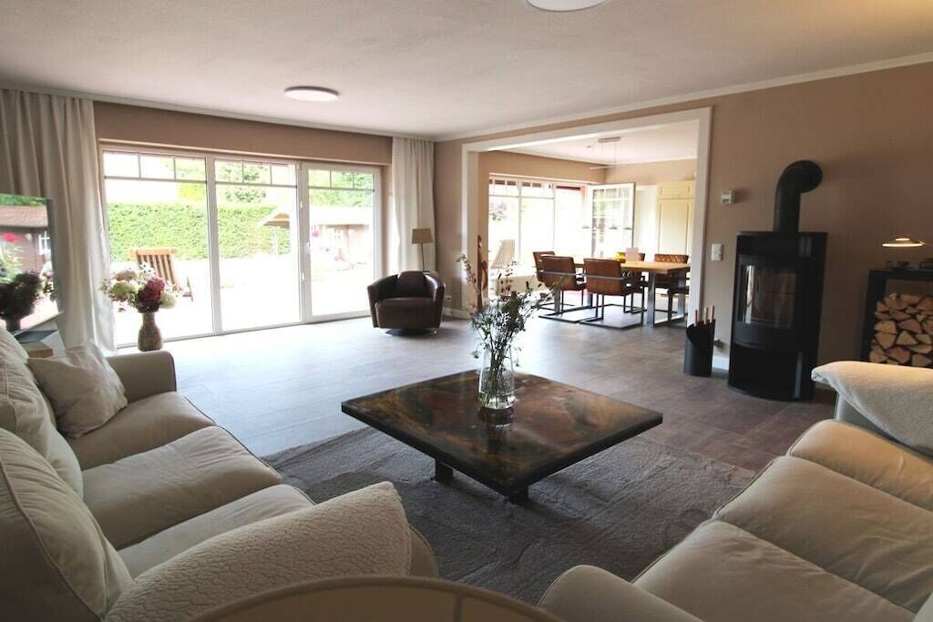 Smart-tv, eldstad, dvd-spelare och en stereo