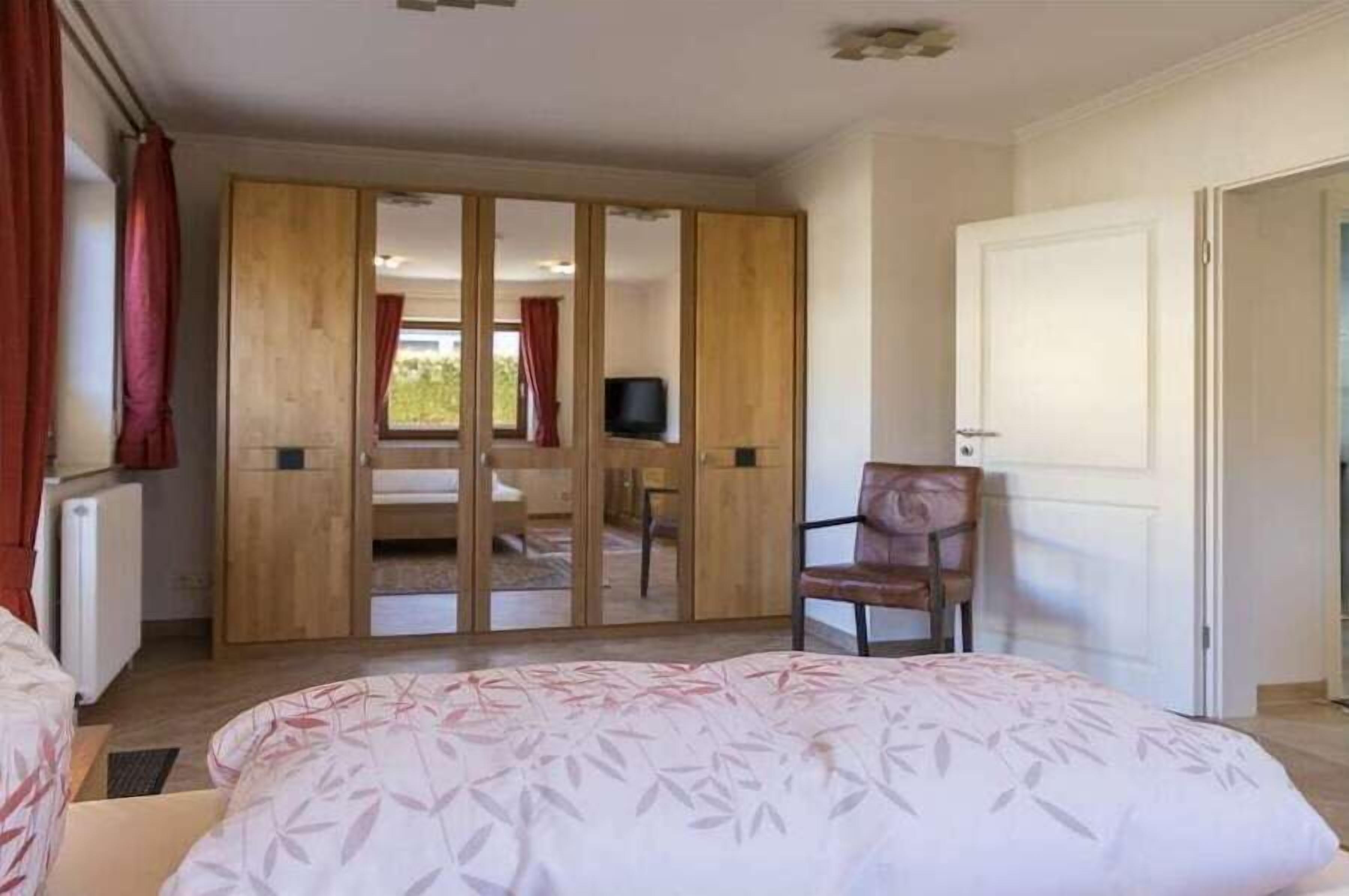 Schreibtisch, Bügeleisen/Bügelbrett, kostenloses WLAN, Bettwäsche