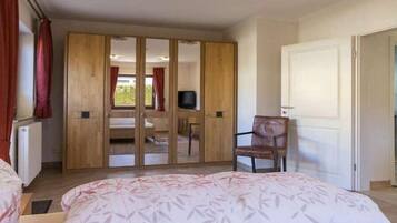 Schreibtisch, Bügeleisen/Bügelbrett, kostenloses WLAN, Bettwäsche