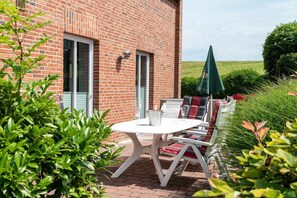 Outdoor dining - Holiday home with 3 bedrooms (Krummhörn)