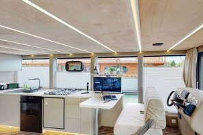 ثلاجة، ميكروويف، فرن، موقد طهي مسطح