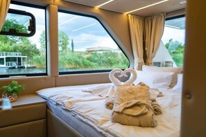 واي فاي مجانًا وملاءات أسرّة