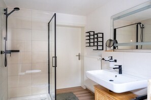 Shower, hair dryer - Holiday home Ahorn ground floor (Weilerswist)