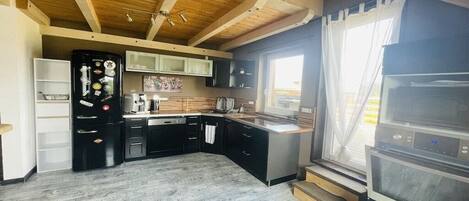 Réfrigérateur, four à micro-ondes, un four, surface de cuisson