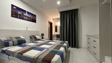 Een bureau, een strijkplank/strijkijzer, wifi, beddengoed