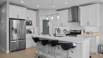 Coffee/tea maker, fridge, microwave, oven