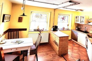 Fridge, microwave, oven, stovetop - Holiday apartment with 1 bedroom (Furth im Wald)
